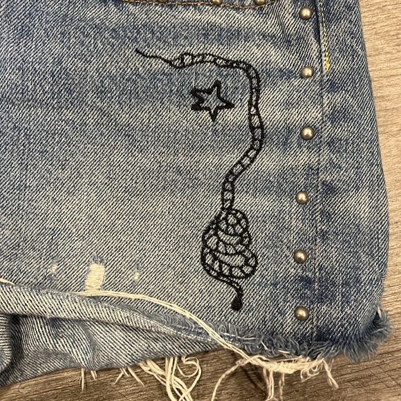 Levi’s High rise booty short jeans! - Picture 3 of 5